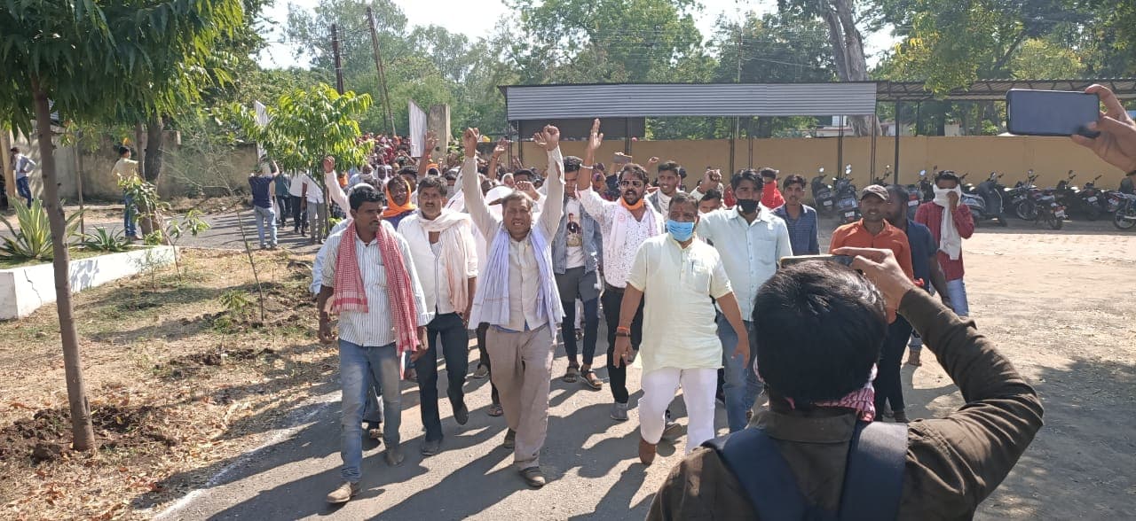 ग्रामीणों ने दिया गृह मंत्री के नाम ज्ञापन, कहा- किया जा रहा हिंदू परिवारों को प्रताड़ित