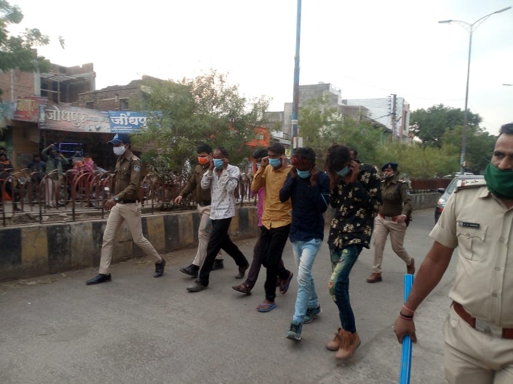 अपहरण कांड में पुलिस ने 5 आरोपियों को किया गिरफ्तार, निकाला जुलूस