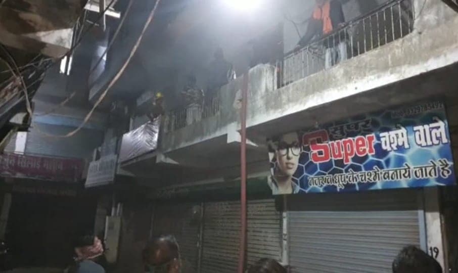 इलेक्ट्रॉनिक दुकान में लगी भीषण आग, लाखों का माल जलकर खाक