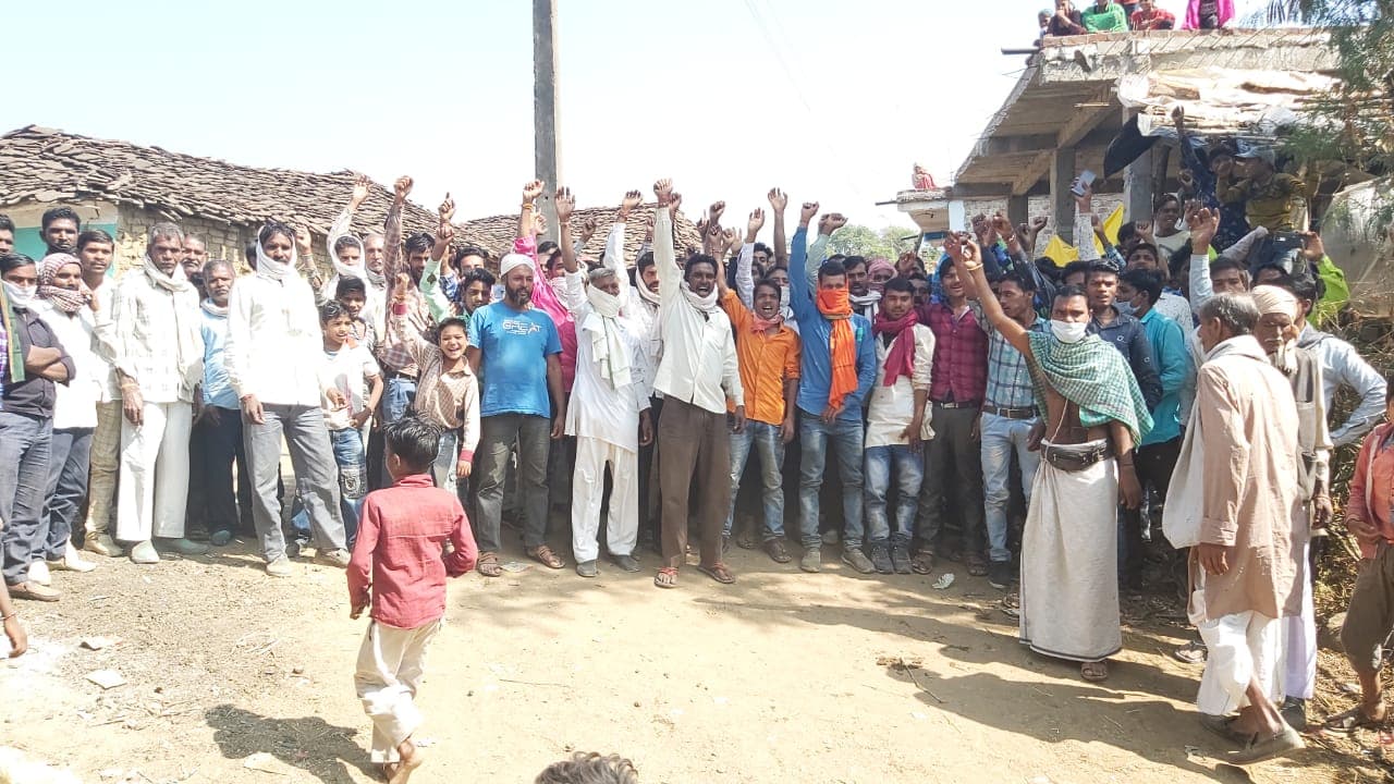 मप्र उपचुनाव: यहां ग्रामीणों ने किया मतदान का बहिष्कार, लाइट नहीं तो वोट नहीं के नारे लगाए