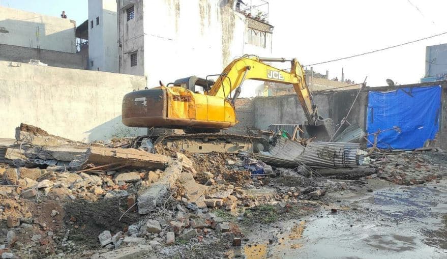 कम्प्यूटर बाबा के करीबी हिस्ट्रीशीटर का अवैध निर्माण ध्वस्त, छह मकान, एक गार्डन को 2 घंटे में कर दिया जमींदोज