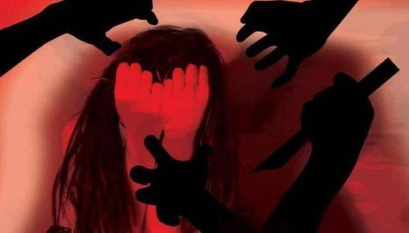 महिला की साड़ी खींचते, प्राइवेट पार्ट छूते रहे बदमाश, गुहार लगाती रही महिला