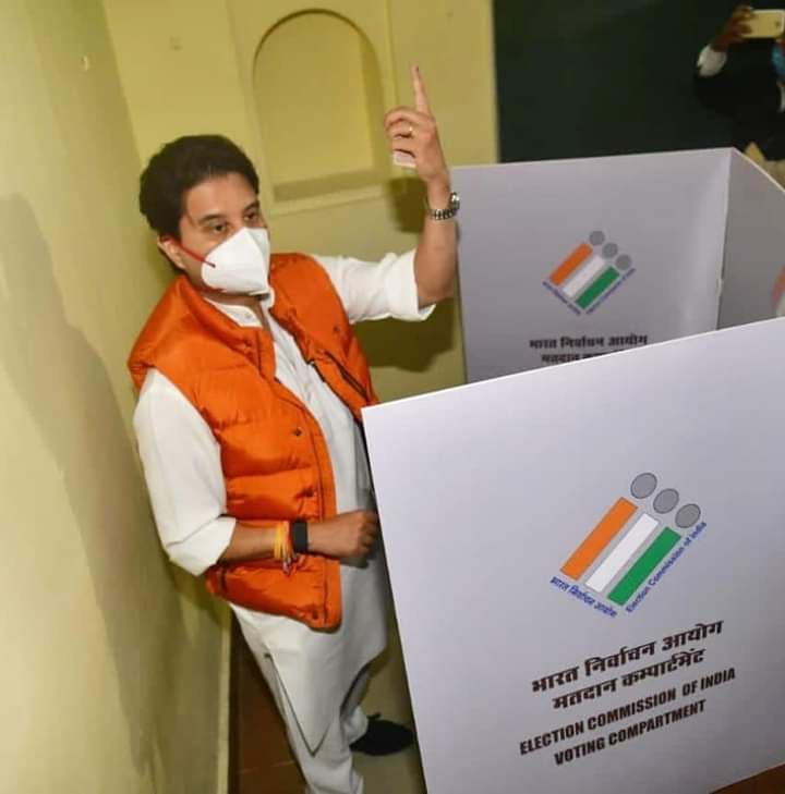 सिंधिया वोट डालकर लौट गए दिल्ली, माँ और बेटे ने भी नहीं डाला वोट, कांग्रेस ने कसा तंज