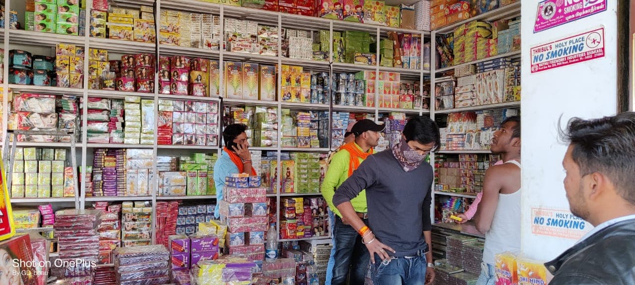 हिंदू भगवानों के फोटो वाले फटाके पर बजरंग दल ने जताई आपत्ति, दुकानदारों को दी समझाइश