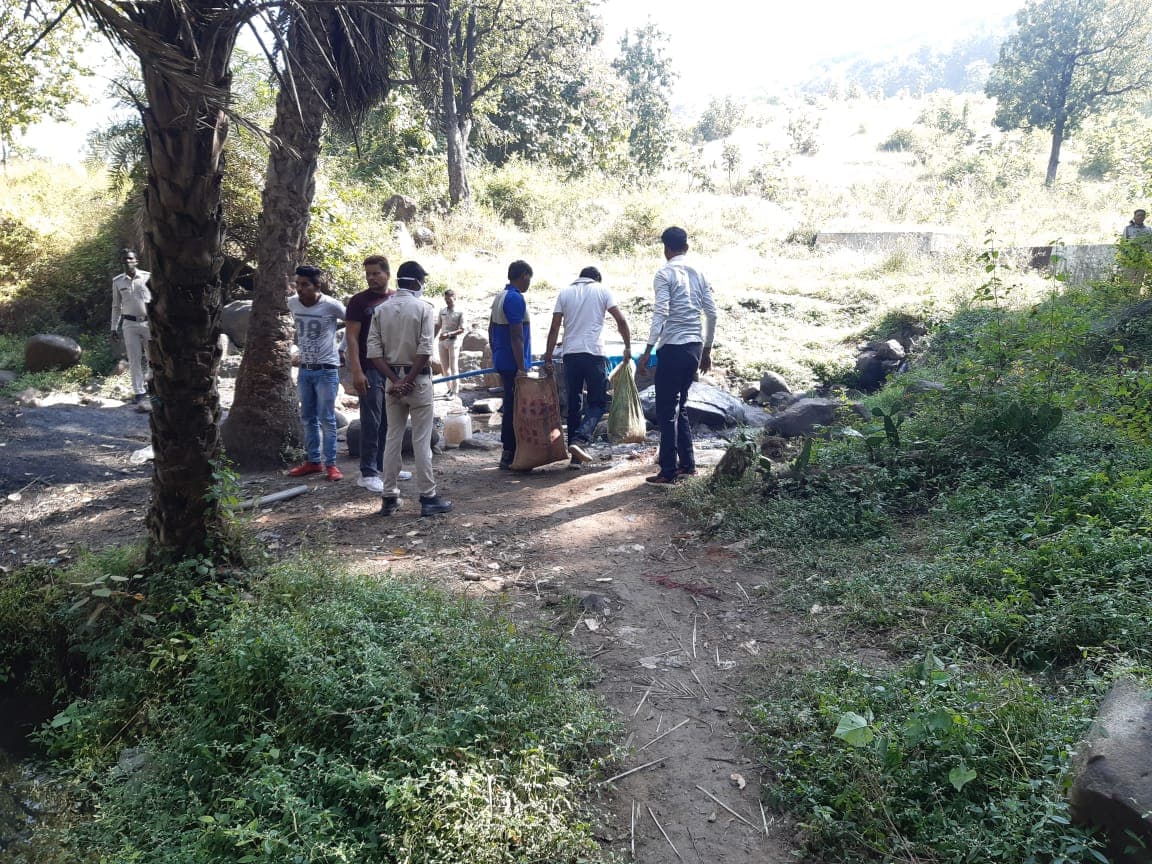 पुलिस और आबकारी विभाग ने जब्त की ढाई हजार किलो लहान व अवैध शराब