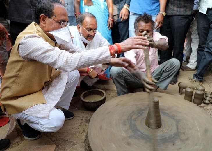 जब कुम्हार के घर पहुंचे CM शिवराज ने आजमाया चाक पर हाथ, लोगों से की यह अपील