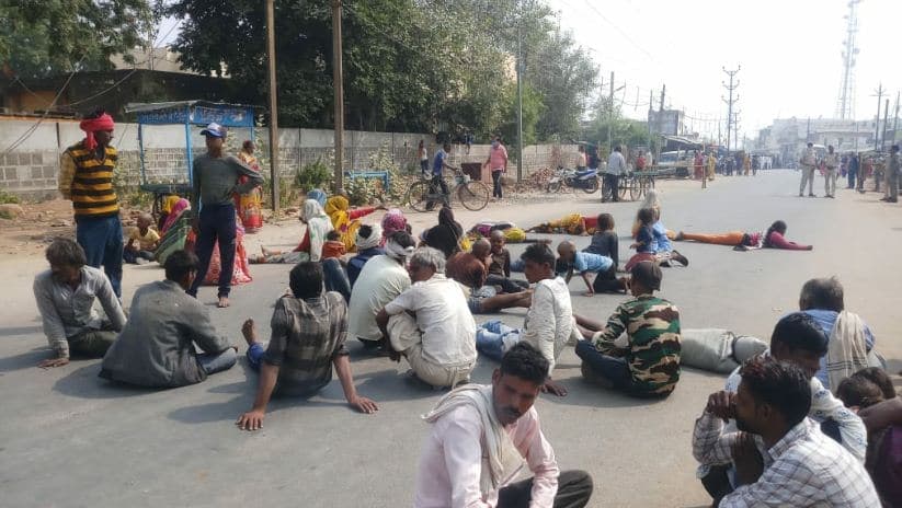नीलेश हत्याकांड: महिलाओं सहित ग्रामीणों ने थाने के सामने लगाया जाम