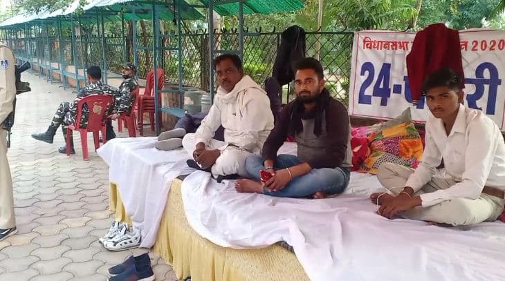 कांग्रेस को गड़बड़ी की आशंका, स्ट्रांग रूम के बाहर पहरेदारी कर रहे कार्यकर्ता