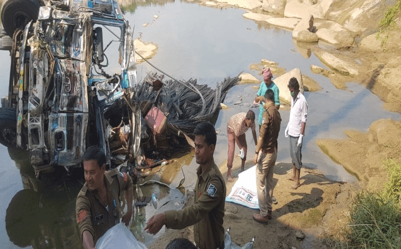 तवा नदी के पुल से गिरा सरियों से भरा ट्रक, 6 लोगों की मौत, 12 घंटे बाद मिली हादसे की जानकारी