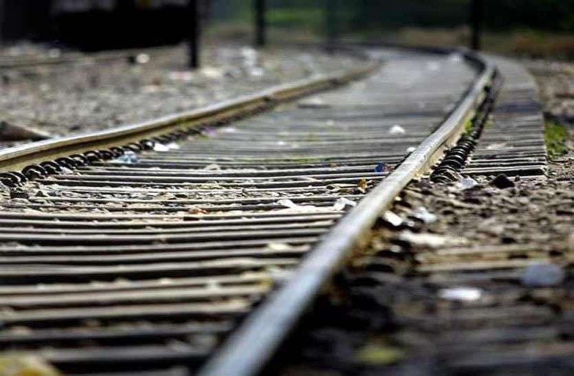 दोस्त के साथ रेलवे ट्रैक पर स्टूडेंट खिंचवा रहा था फोटो, फिर जो हुआ वो सोचा नहीं था