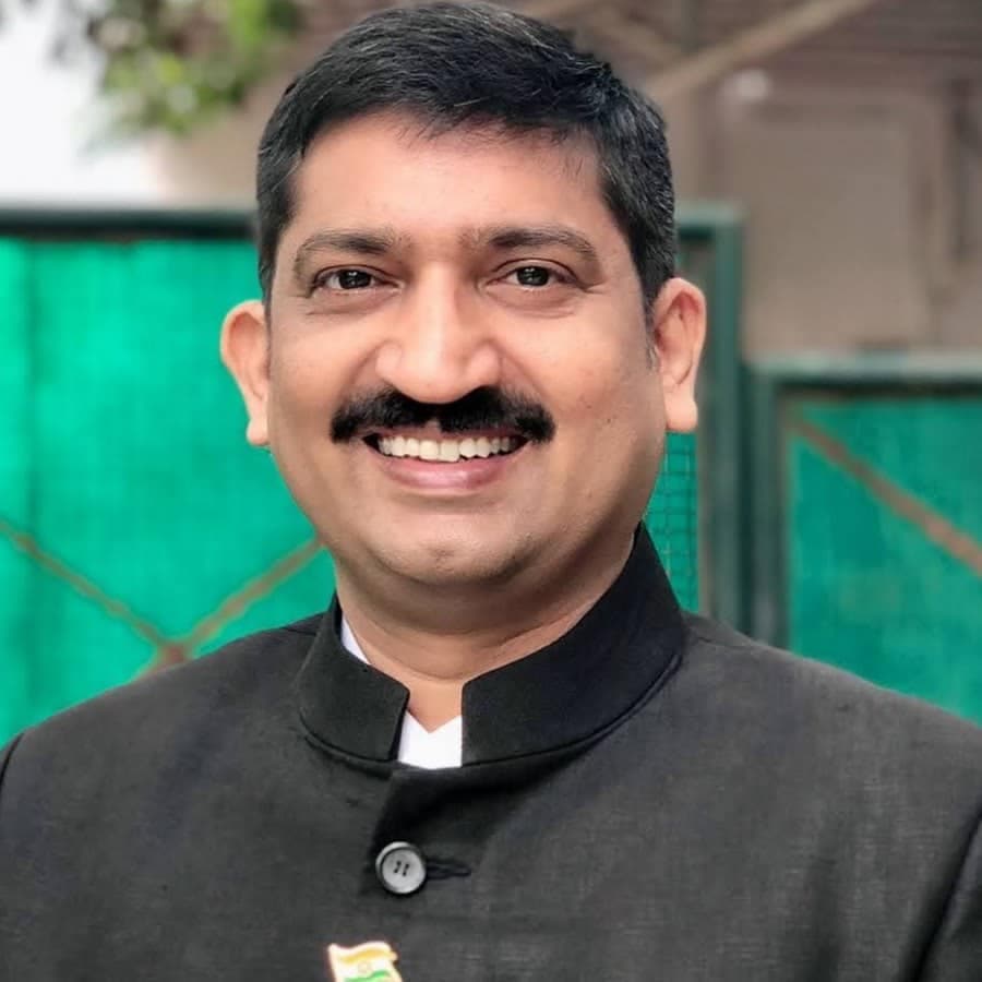 बेटियों को समर्पित आईएएस पी. नरहरि की यह किताब