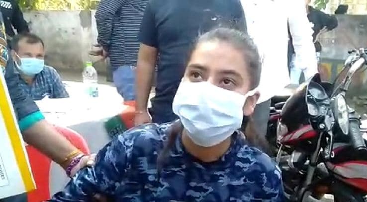 वोटिंग का ऐसा जज्बा, डेंगू की मरीज युवती डिस्चार्ज होते ही वोट करने पहुंची