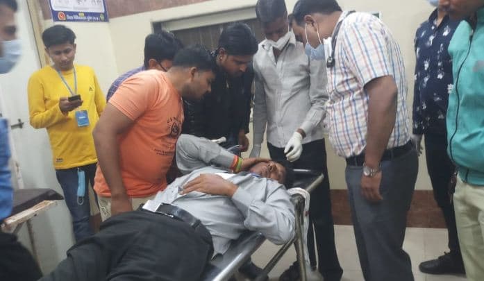 वोटिंग के दौरान कांग्रेस नेता को लगी गोली, बसपा प्रत्याशी के बेटे पर आरोप