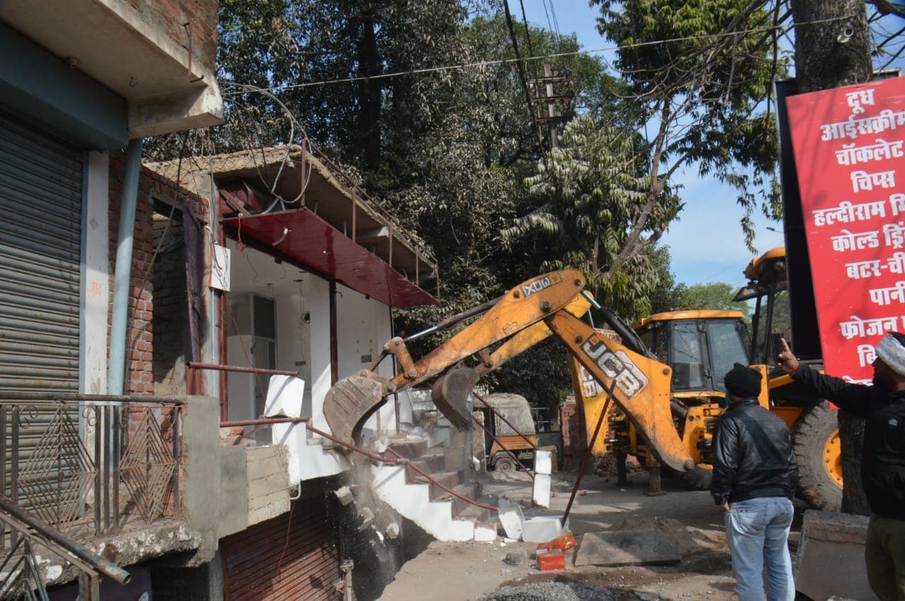 दबंग का घमंड किया चकनाचूर, चार दुकानों पर चलाई जेसीबी, अवैध निर्माण किया ध्वस्त
