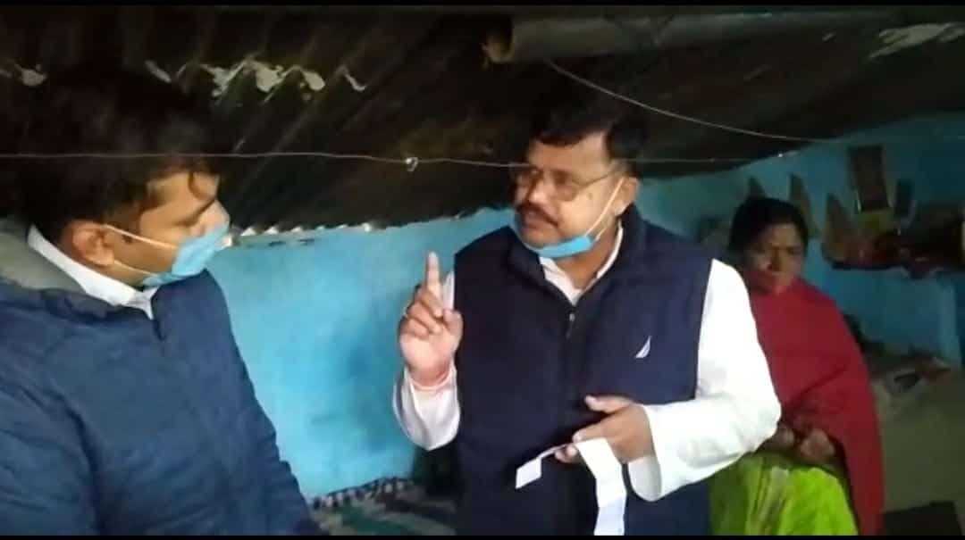 झुग्गी में एक बल्व, बिल आया 13,731 रुपये, मंत्री की फटकार लगते ही हुआ 212 रुपये     