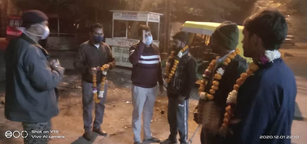 मंत्री की राह पर कलेक्टर, कर्मचारियों को किया सेल्यूट, पहनाई माला