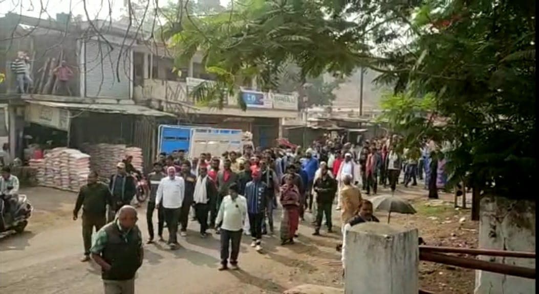 तोड़फोड़ के आरोप में गिरफ्तार दोस्तों से मिले गए युवक के साथ मारपीट, ग्रामीणों ने घेरा थाना   