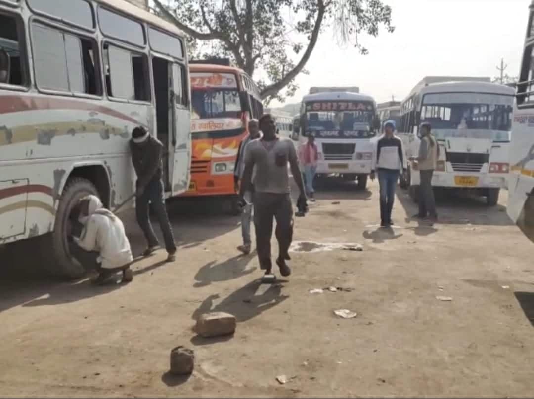 Bus Strike – बस ऑपरेटरों की हड़ताल, 150 प्राइवेट बसों के पहिये थमे, यात्री हो रहे परेशान