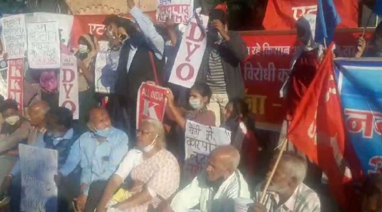 Farmers Protest : इंदौर पहुँची किसान आंदोलन की लपटें, अन्नदाताओं के साथ मेधा पाटकर का प्रदर्शन