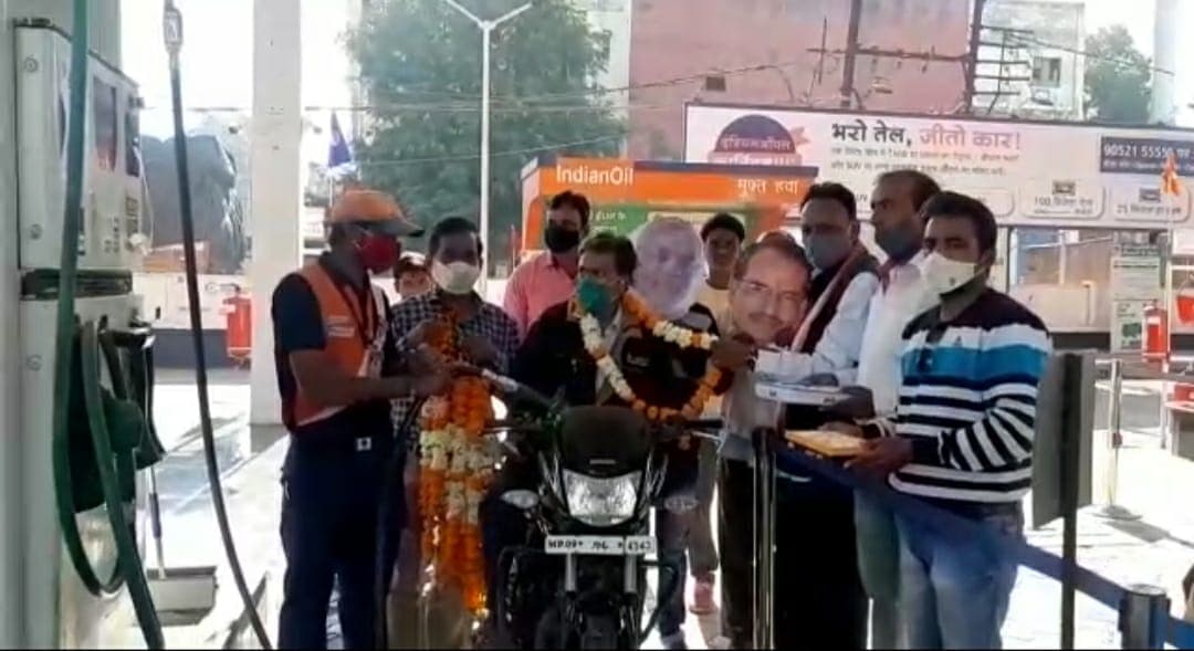 पीएम-सीएम का सांकेतिक अभिवादन, कांग्रेस ने महंगा पेट्रोल खरीदने वालों का किया सम्मान