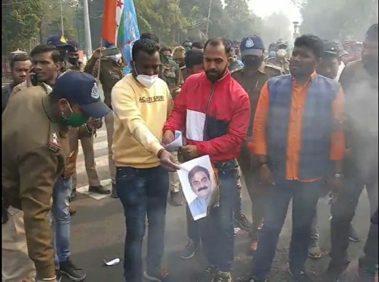 छात्रों के समर्थन में उतरी NSUI, वैटनरी कालेज चौराहे पर फूंका भाजपा सांसद का फूंका 