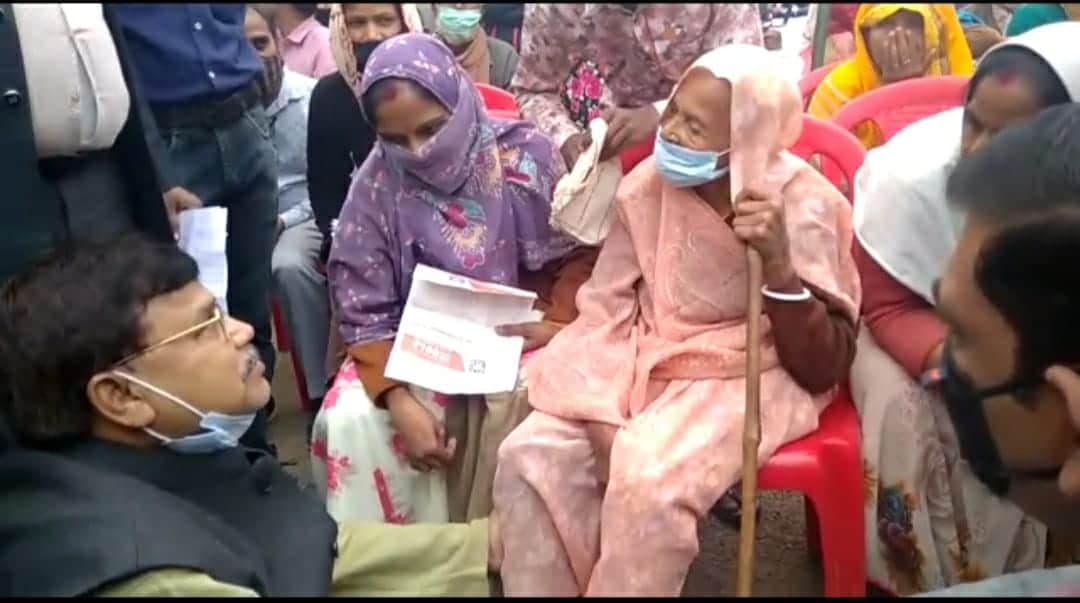 बुजुर्ग महिला के पैर पकड़कर जमीन पर बैठे ऊर्जा मंत्री, अधिकारी को लगाई फटकार, ये है कारण
