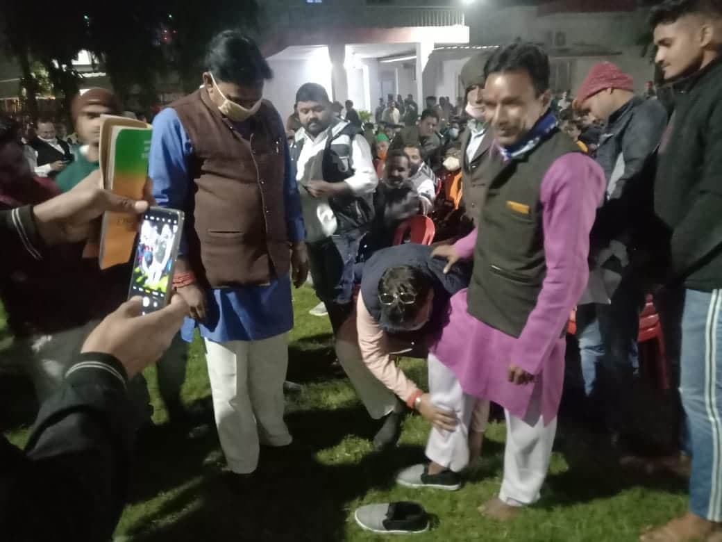 MP : जीत के लिए त्यागे थे जूते-चप्पल, मन्नत पूरी होने पर मंत्री ने अपने हाथों से पहनाए