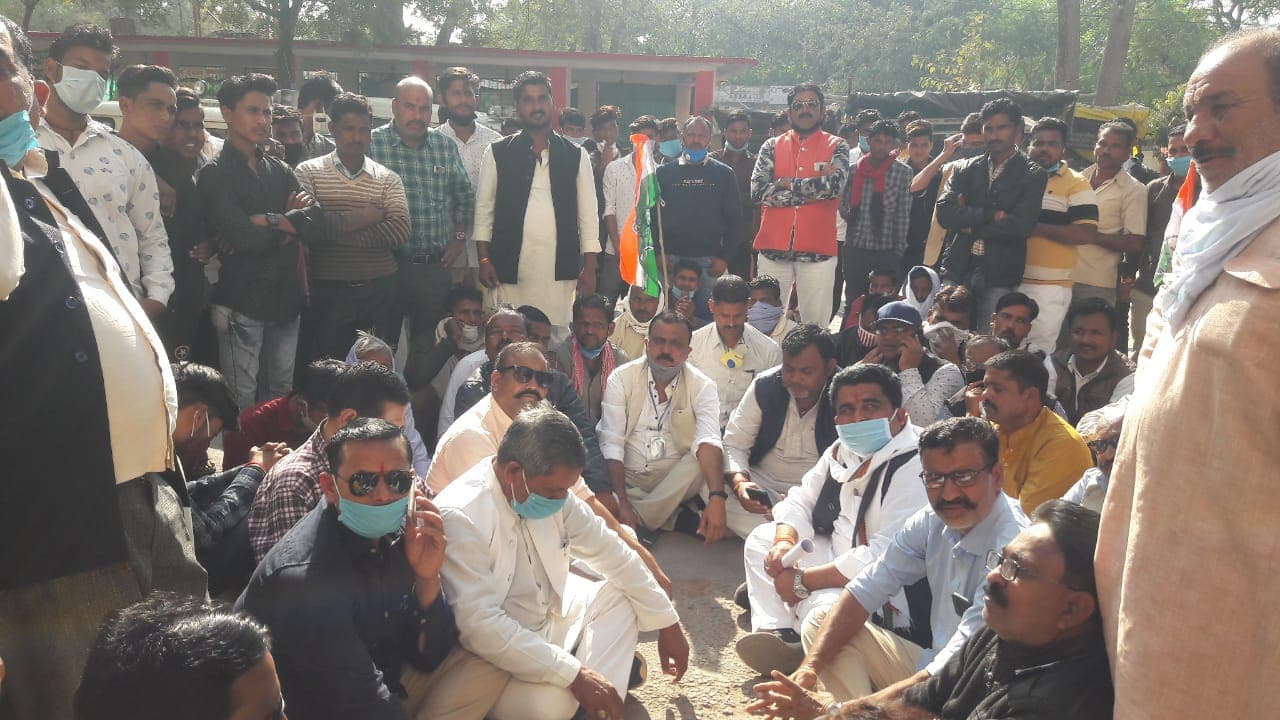 जब सुनवाई नही हुई तो धरने पर बैठ गए कांग्रेस विधायक नीरज दीक्षित