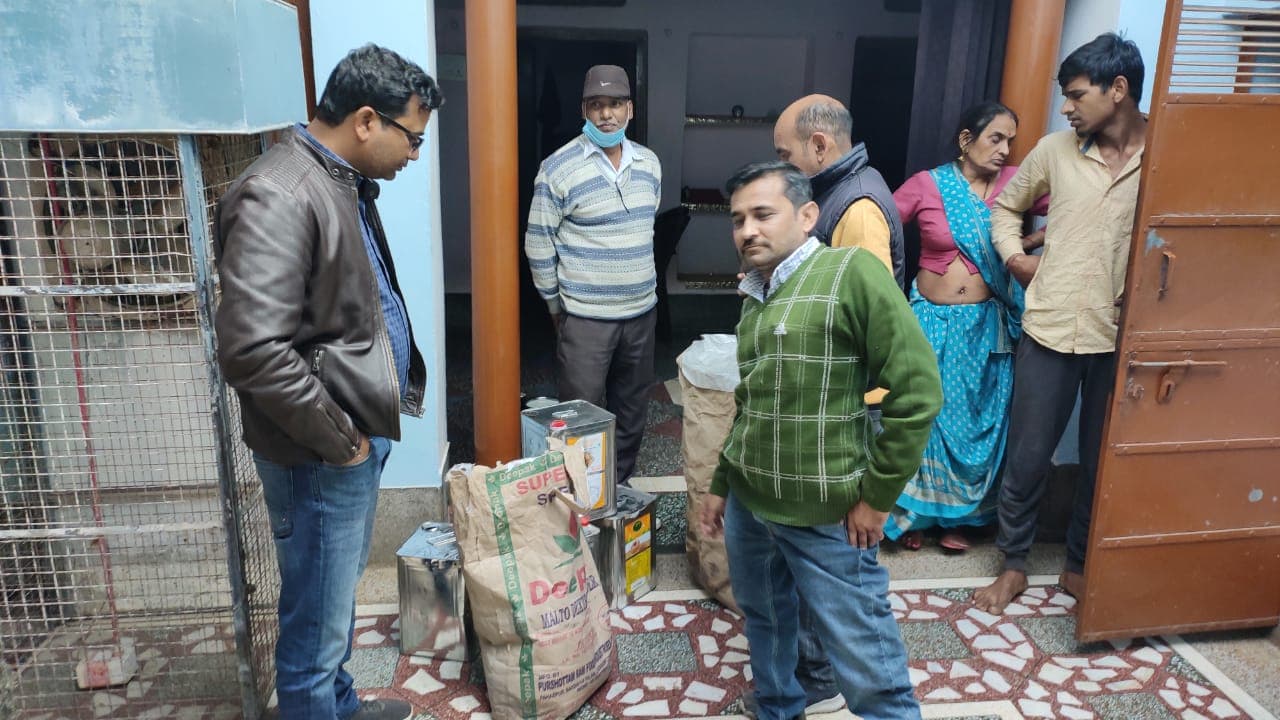 दूध का काला कारोबार करने वालों के घर छापेमार कार्रवाई, मिलावटी सामग्री जब्त