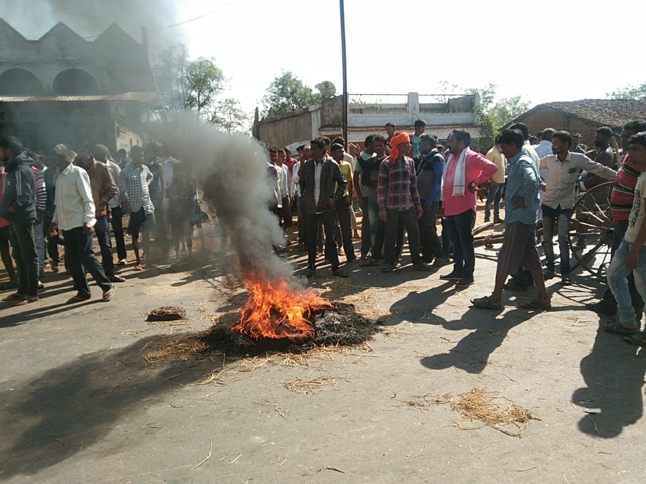 Road Accident: दुर्घटना की रिपोर्ट दर्ज नहीं करने पर सड़क पर फूटा परिजनों और ग्रामीणों गुस्सा