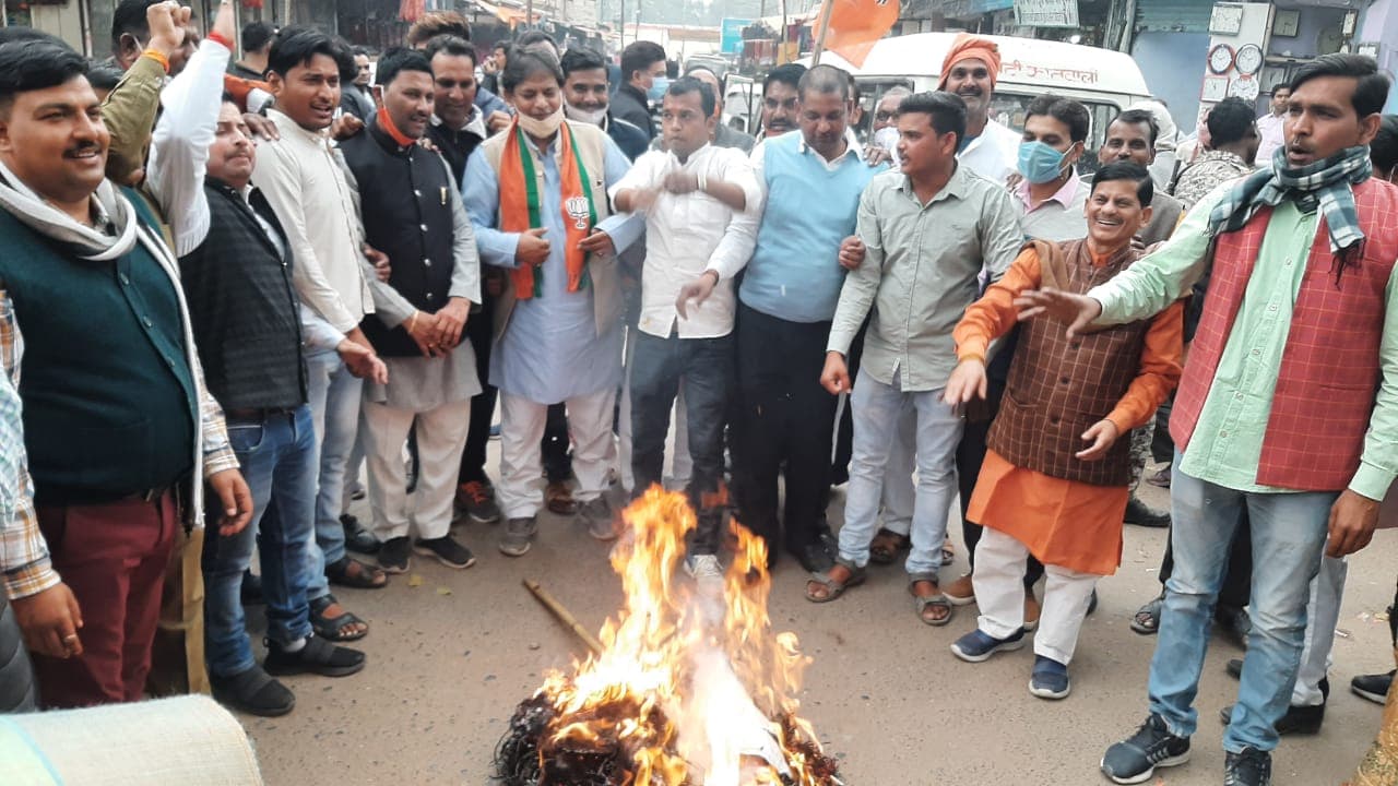 जेपी नड्डा के काफिले पर हुए हमले से नाराज़ बीजेपी ने किया ममता बनर्जी का पुतला दहन