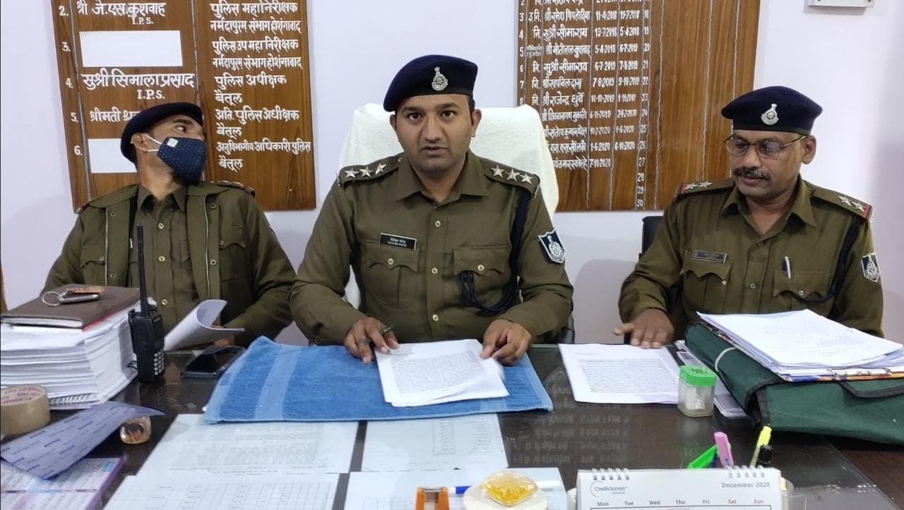 बैतूल: फर्जी अधिकारी बनकर ब्लैकमेल करने वाली 2 महिला और एक पुरुष गिरफ्तार