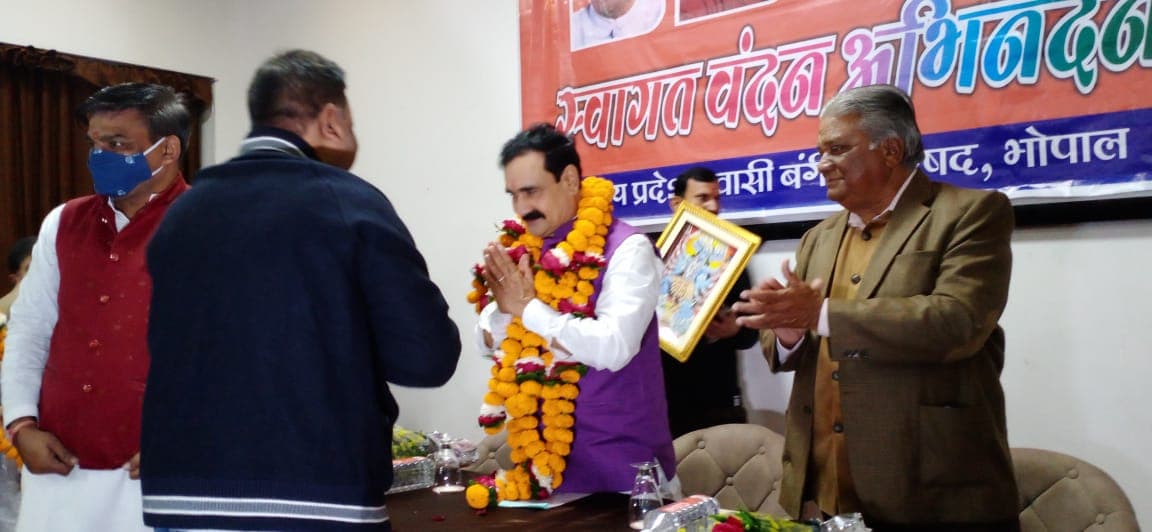 बीजेपी के पक्ष में माहौल बनाने एमपी से जाएगी बंगाली समाज की स्पेशल ट्रेन, नरोत्तम मिश्रा को दिया आश्वासन