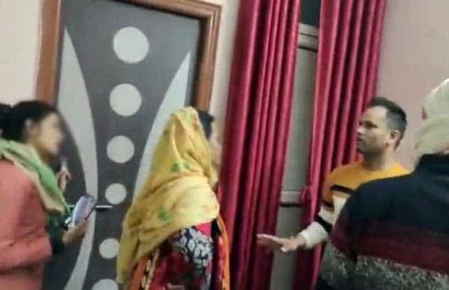 SI की पत्नी ने महिला आरक्षक के साथ पति को पकड़ा, जमकर पीटा, पुलिस को सौंपा