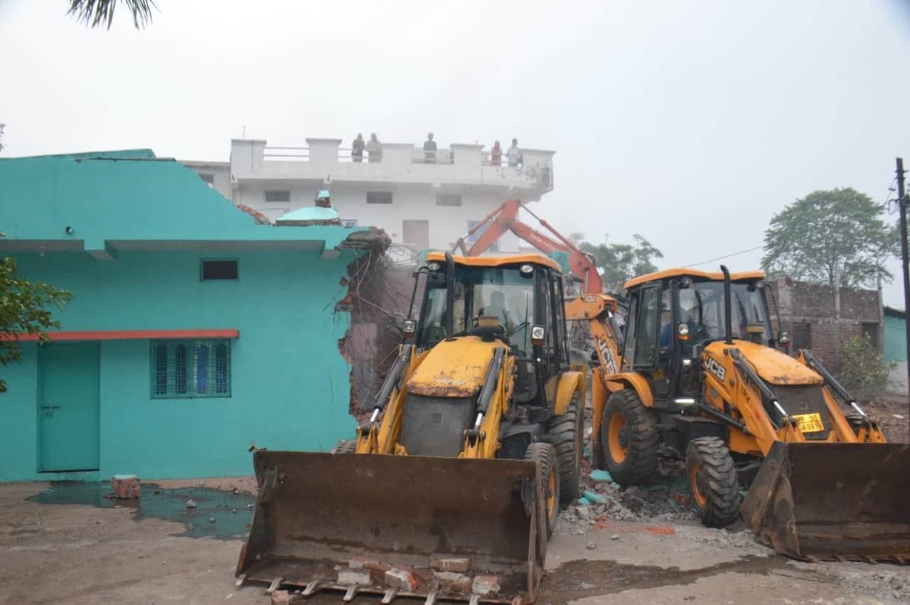 जबलपुर : माफिया का अवैध निर्माण ध्वस्त, मुक्त कराई तीन करोड़ की सरकारी जमीन