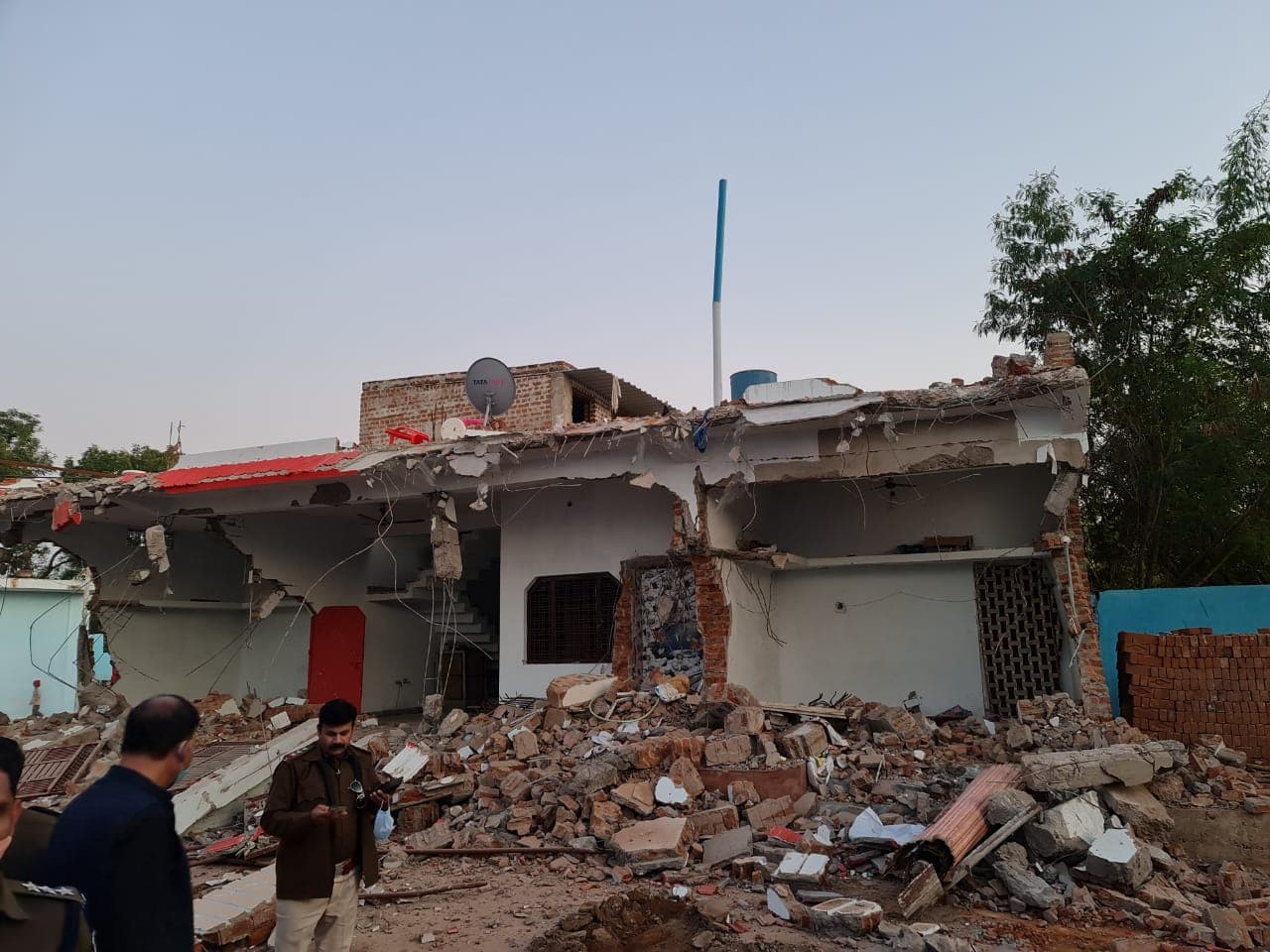 बदमाश विनोद पटेल का सरकारी जमीन पर बना मकान प्रशासन ने किया ध्वस्त