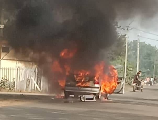 The Burning Car : चलती कार में लगी आग, धू-धू कर जली, खतरे में पड़ी जान