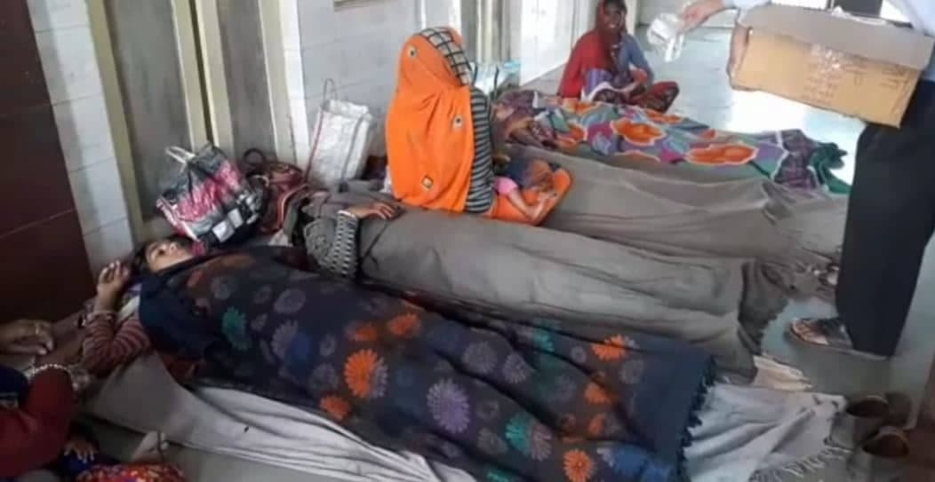 स्वास्थ्य विभाग की बड़ी लापरवाही, नसबंदी कराने आई महिलाओं को फर्श पर लिटाया