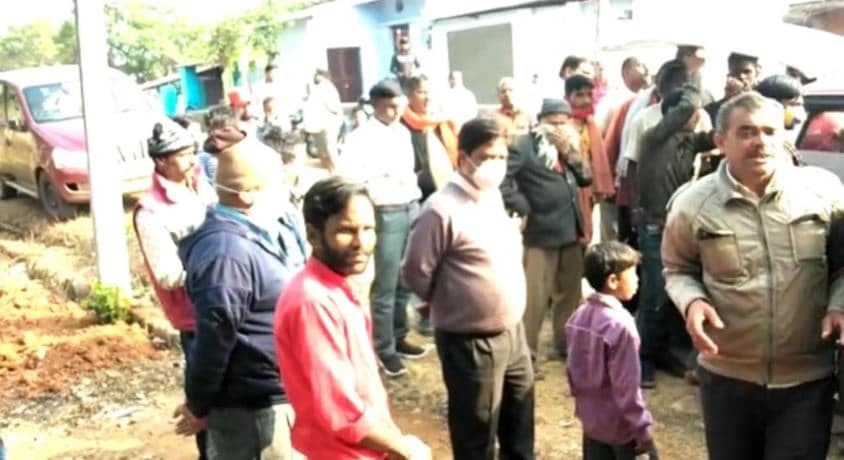 चाकूओं से गोदकर युवक की हत्या, झाड़ियो में मिला शव