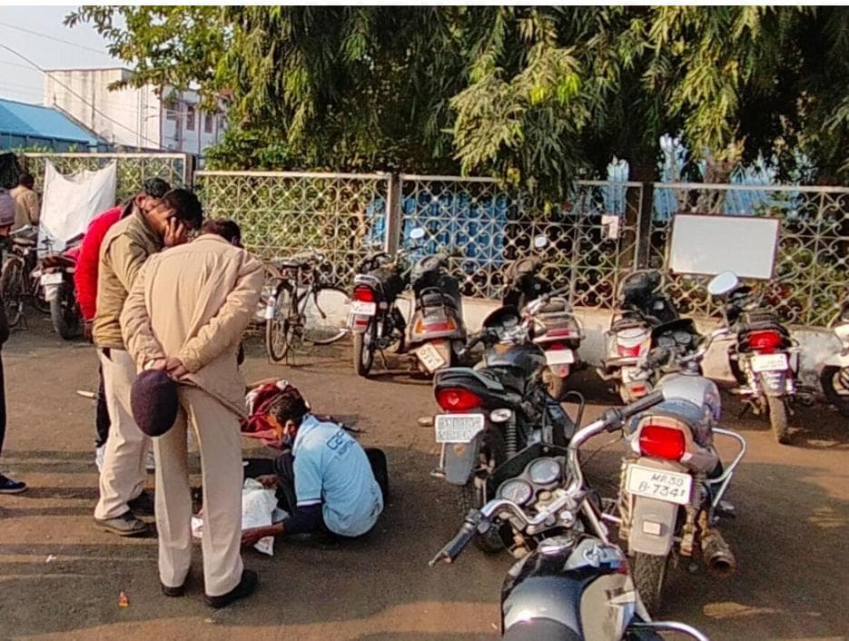 चलती ट्रैन में बुजुर्ग की मौत, इटारसी में उतारा शव, बैग से निकले आठ लाख रुपये