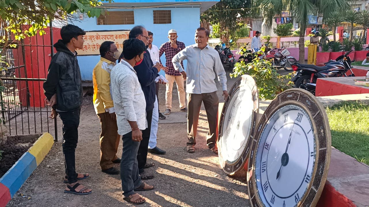 घंटाघर पर लगी नई घडिय़ां, शहर विकास को मिलेगी नई गति