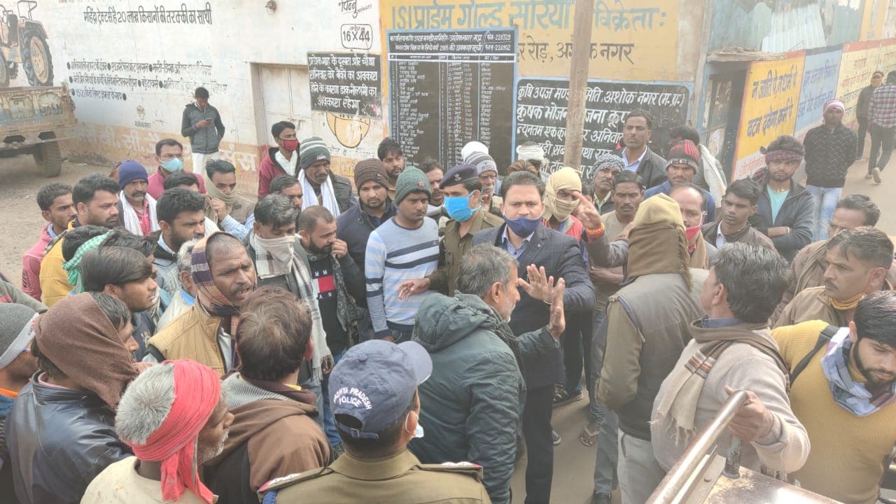 Ashoknagar : व्यापारियों के बोली बंद करने पर हंगामा, धरने पर बैठे किसान, मंडी गेट बंद