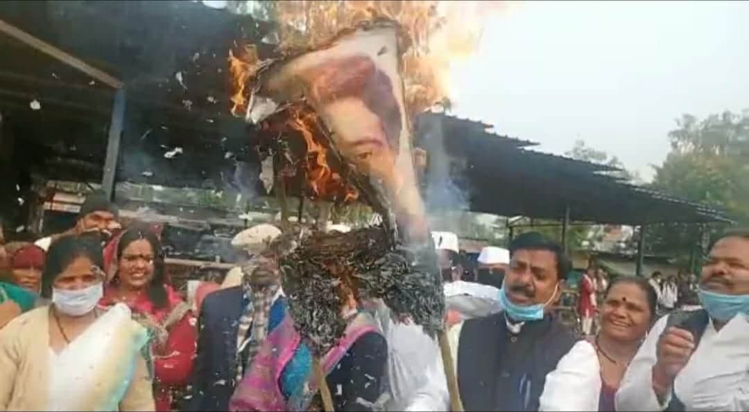 साध्वी प्रज्ञा ठाकुर के बयान पर मचा बवाल, कांग्रेस ने फूंका सांसद का पुतला