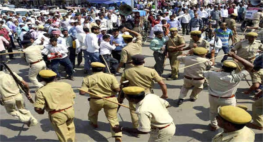 प्रदर्शन कर रहे स्वास्थ्यकर्मियों पर पुलिस ने किया लाठीचार्ज, 15 घायल, 15 को भेजा जेल