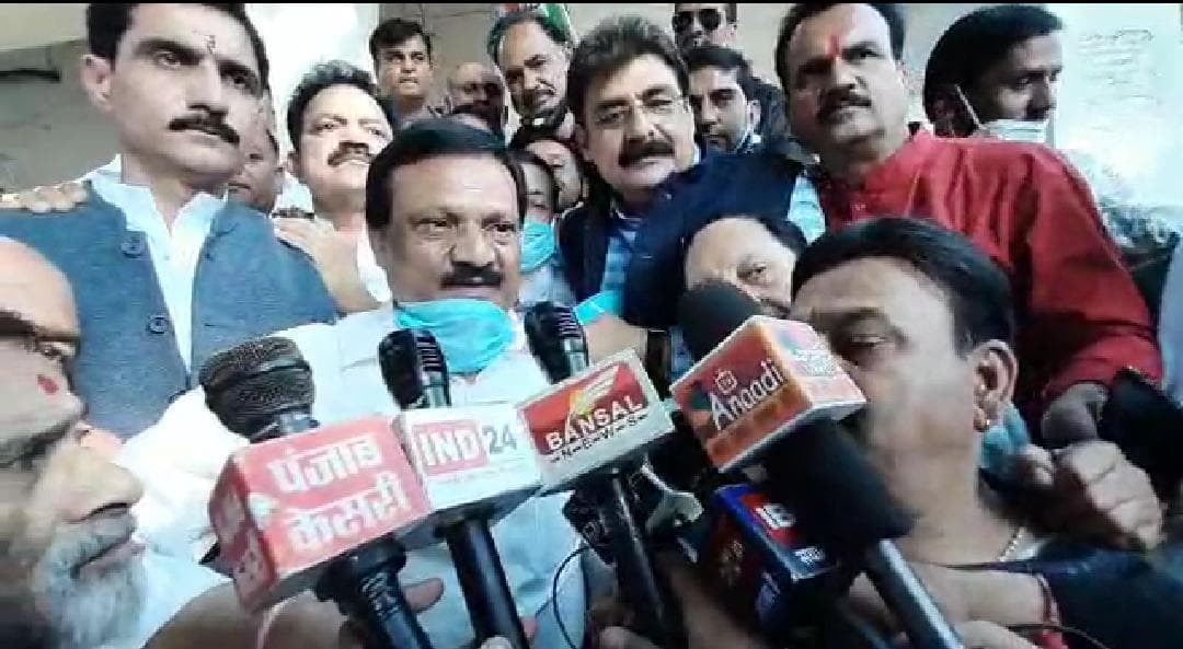 कांग्रेस ने किसान बिल के विरोध में सौंपा राष्ट्रपति के नाम ज्ञापन, पूर्व मंत्री सज्जन सिंह वर्मा ने बताया काला कानून