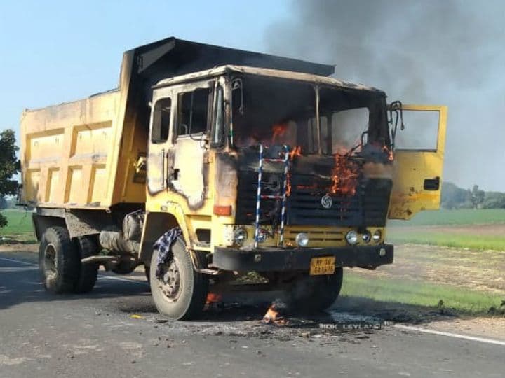 तेज रफ़्तार डम्पर की टक्कर से बेटी की मौत, पिता घायल, आक्रोशित ग्रामीणों ने लगा दी आग