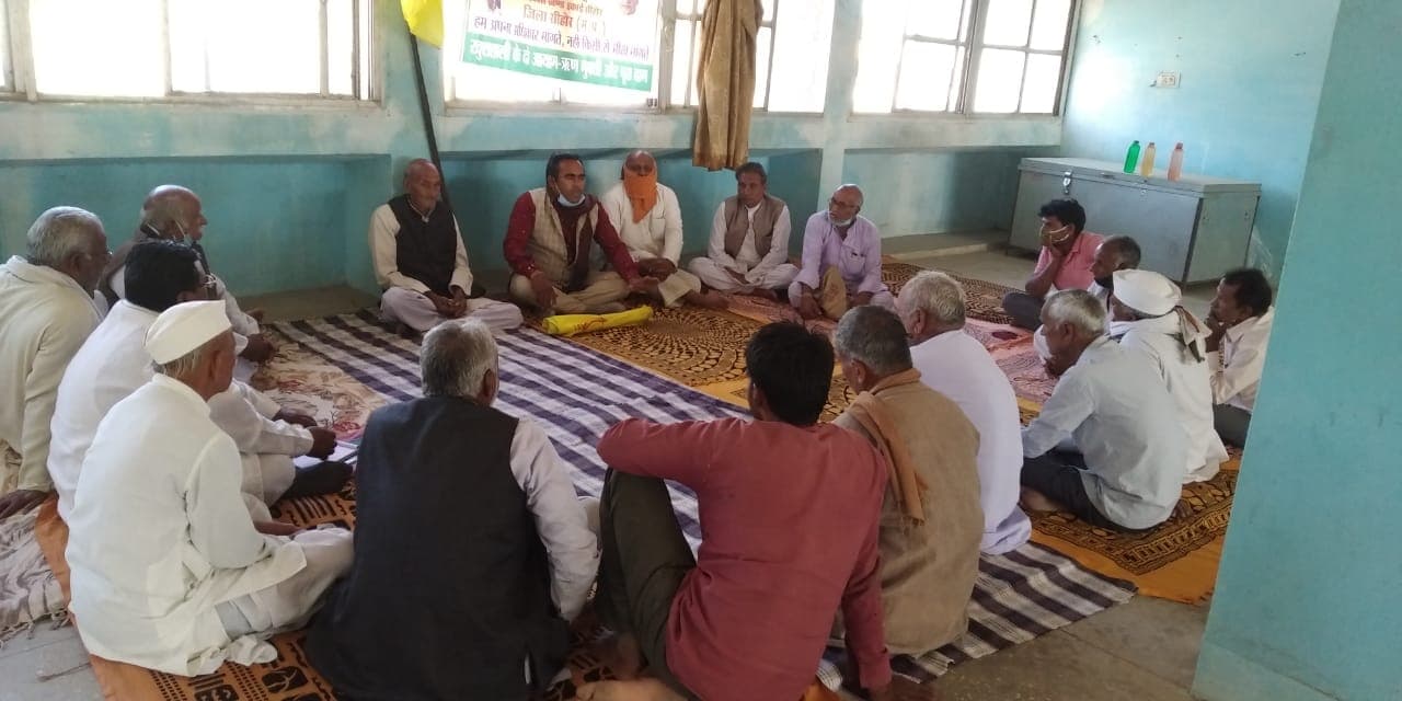 सड़क पर उतर कर किसान कराएंगे मंगल का बाजार बंद, कृषि मंडी विश्राम गृह में तैयार हुई आंदोलन की रणनीति