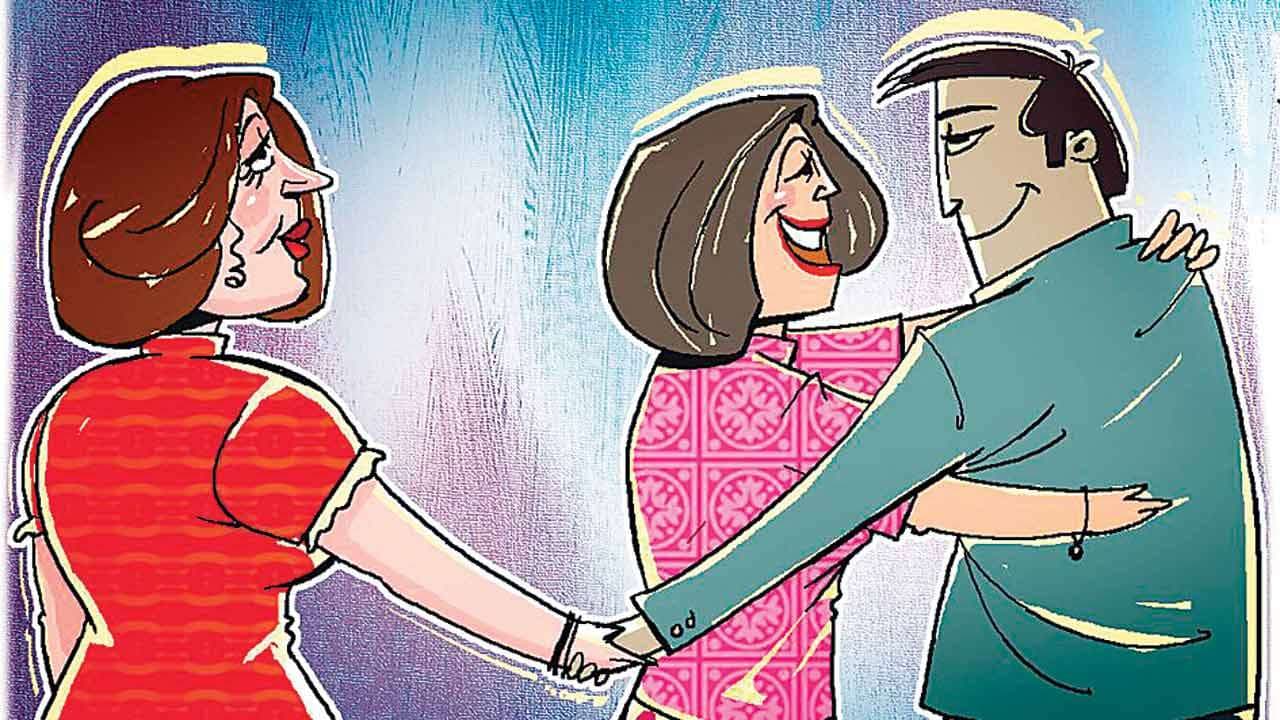 पति पत्नी और वो : हटा थाना परिसर में हुआ हाई वोल्टेज ड्रामा, देखें वीडियो