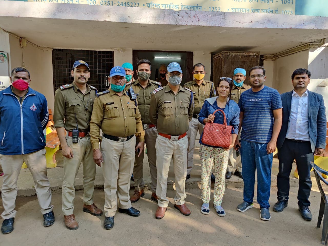 आरक्षकों ने पेश की ईमानदारी की मिसाल, सड़क पर मिला बैग थाने पहुंचाया, बैग देख दंपति हुए भावुक