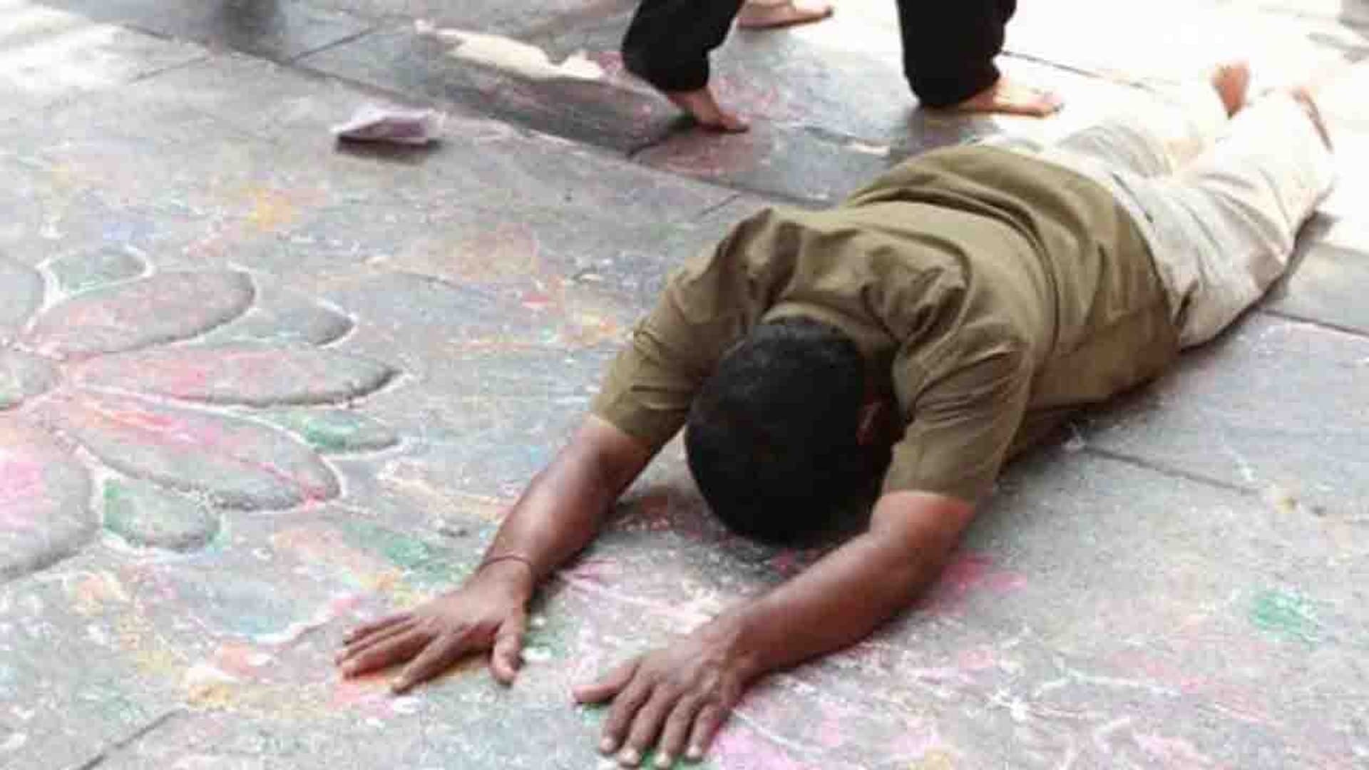 सड़क निर्माण के इंतजार ने तोड़ा सब्र का बांध, दंडवत कर नगर पालिका कार्यालय पहुंचा युवक